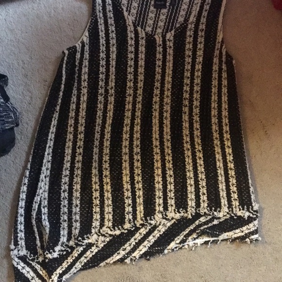 Crochet black and white asymmetric vest - Picture 4 of 4